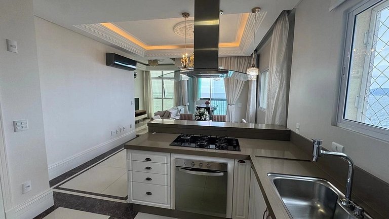 Beira-mar sofisticado, central, com vista incrível