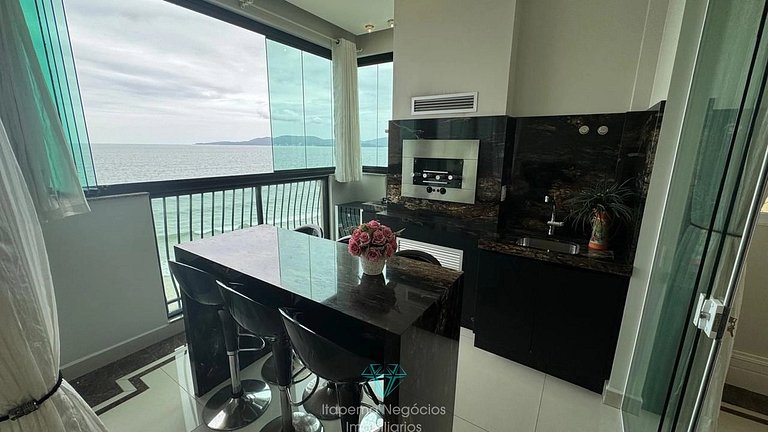 Beira-mar sofisticado, central, com vista incrível