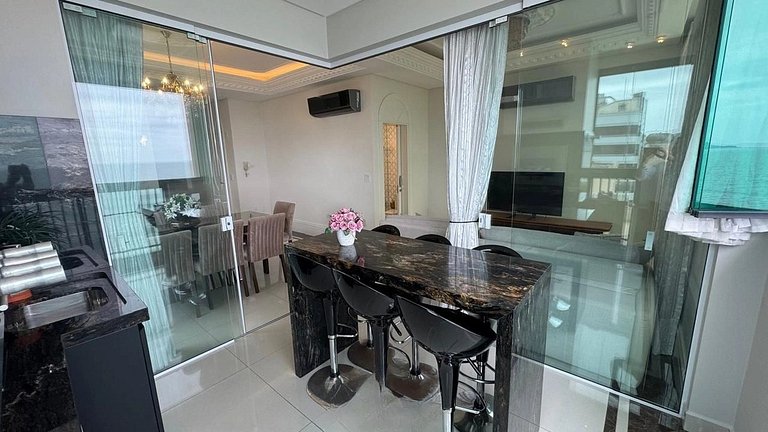 Beira-mar sofisticado, central, com vista incrível