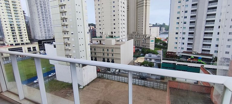 Quadra-mar com varanda, churrasqueira e vista mar