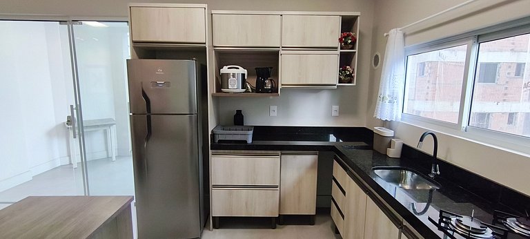 Quadra-mar com varanda, churrasqueira e vista mar