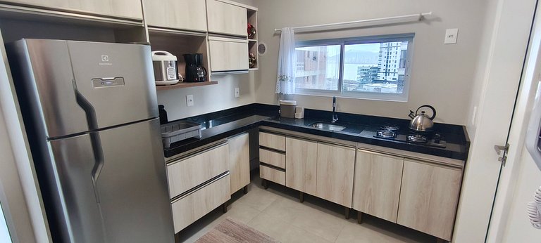 Quadra-mar com varanda, churrasqueira e vista mar