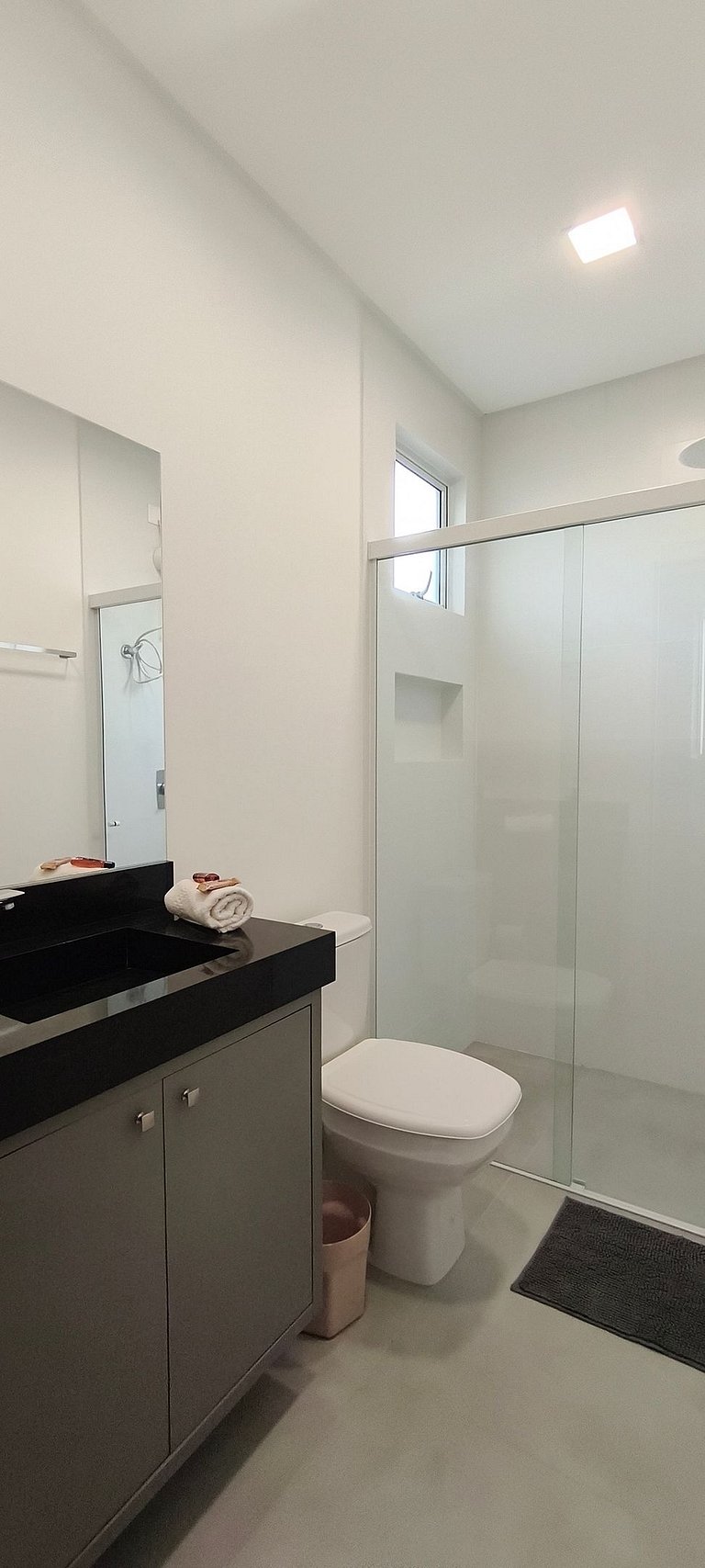 Quadra-mar com varanda, churrasqueira e vista mar