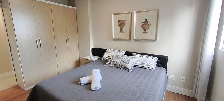 Quadra-mar com varanda, churrasqueira e vista mar