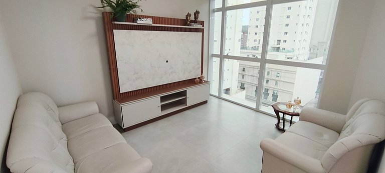 Quadra-mar com varanda, churrasqueira e vista mar