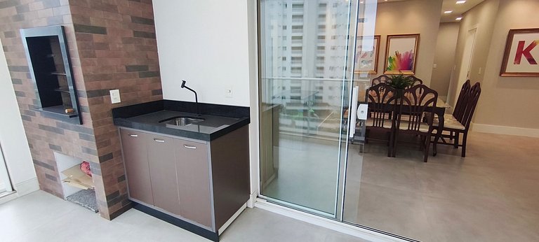 Quadra-mar com varanda, churrasqueira e vista mar