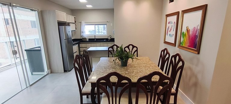 Quadra-mar com varanda, churrasqueira e vista mar