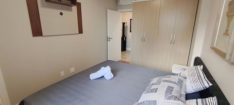 Quadra-mar com varanda, churrasqueira e vista mar