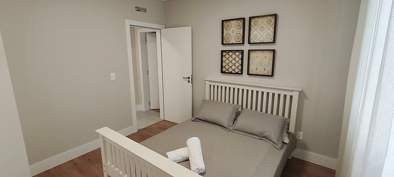 Quadra-mar com varanda, churrasqueira e vista mar