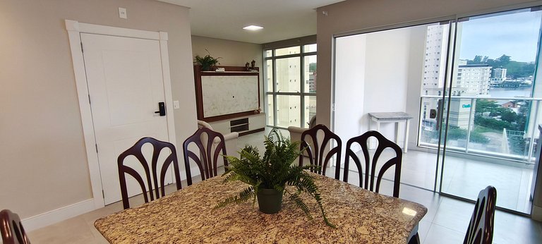 Quadra-mar com varanda, churrasqueira e vista mar