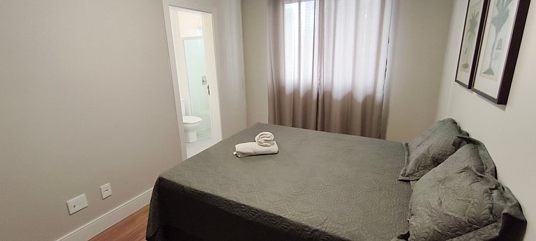 Quadra-mar com varanda, churrasqueira e vista mar