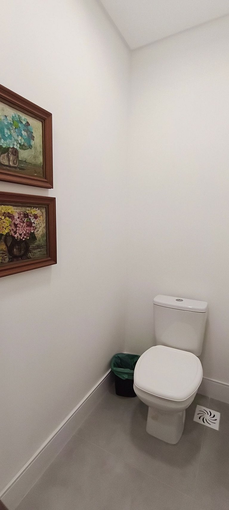 Quadra-mar com varanda, churrasqueira e vista mar