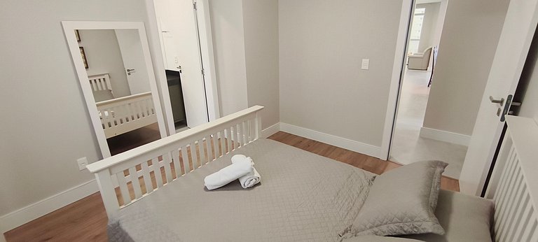 Quadra-mar com varanda, churrasqueira e vista mar