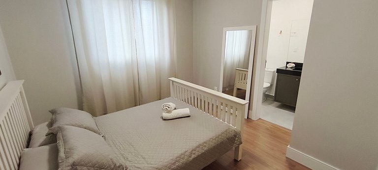 Quadra-mar com varanda, churrasqueira e vista mar