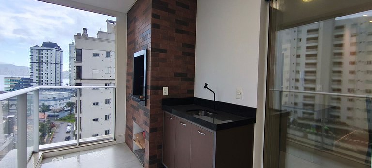 Quadra-mar com varanda, churrasqueira e vista mar