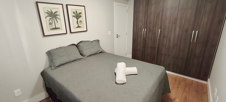 Quadra-mar com varanda, churrasqueira e vista mar