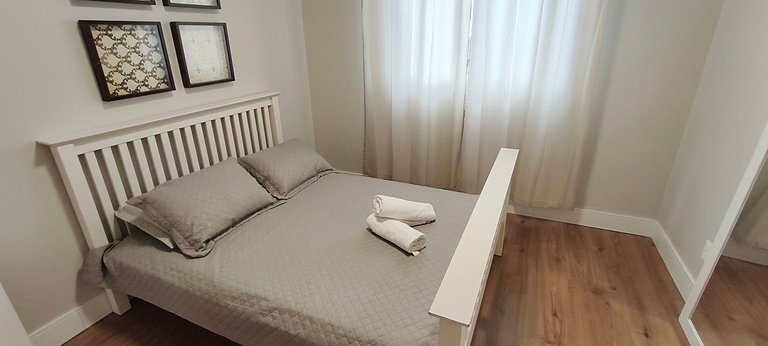 Quadra-mar com varanda, churrasqueira e vista mar