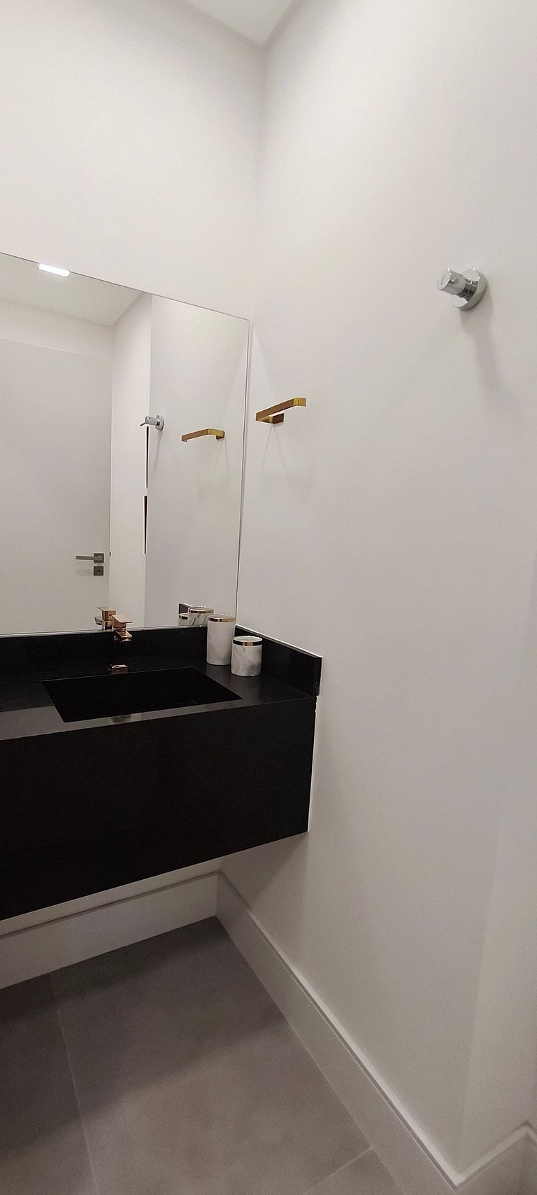 Quadra-mar com varanda, churrasqueira e vista mar