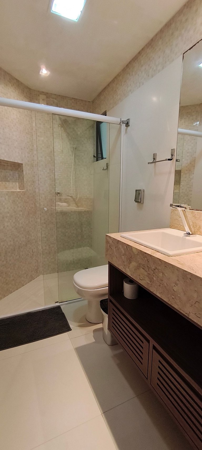 Beira-mar funcional: vista, sacada e churrasco