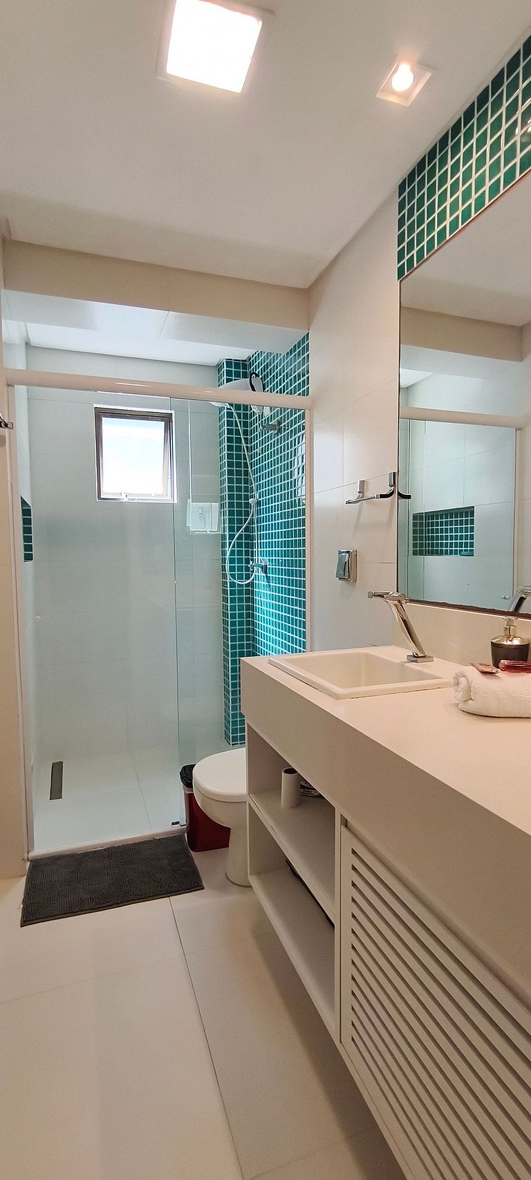 Conforto em frente ao mar, sacada e churrasqueira