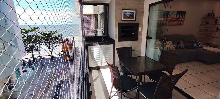 Beira-mar funcional: vista, sacada e churrasco