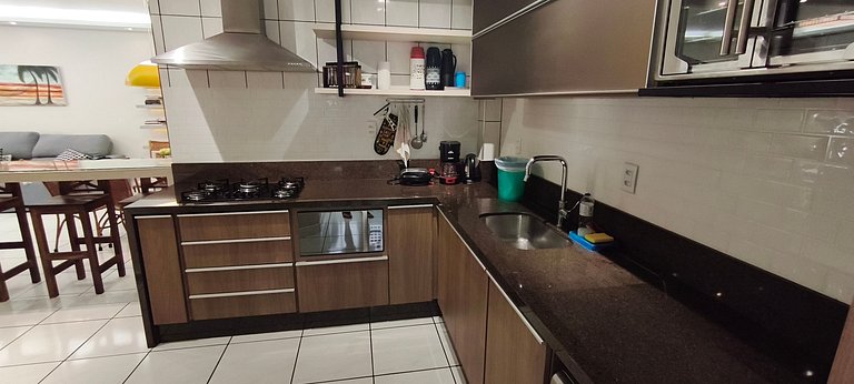 Beira-mar funcional: vista, sacada e churrasco