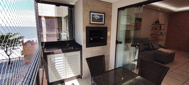 Conforto em frente ao mar, sacada e churrasqueira