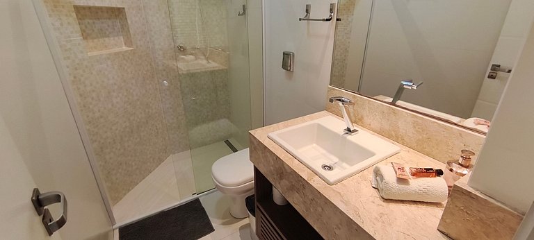 Beira-mar funcional: vista, sacada e churrasco