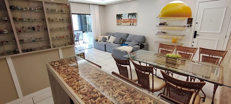 Conforto em frente ao mar, sacada e churrasqueira