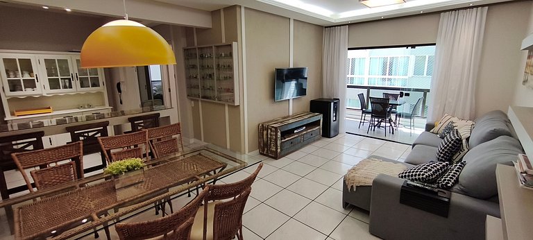 Conforto em frente ao mar, sacada e churrasqueira