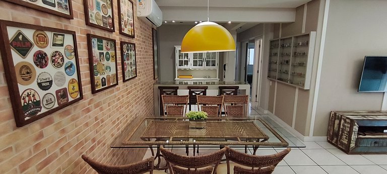 Conforto em frente ao mar, sacada e churrasqueira