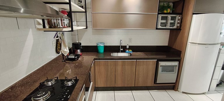 Beira-mar funcional: vista, sacada e churrasco