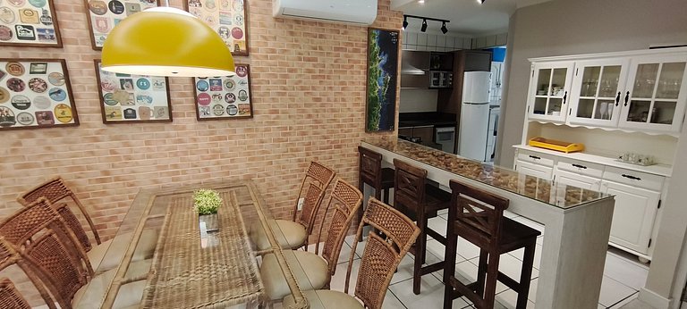 Beira-mar funcional: vista, sacada e churrasco