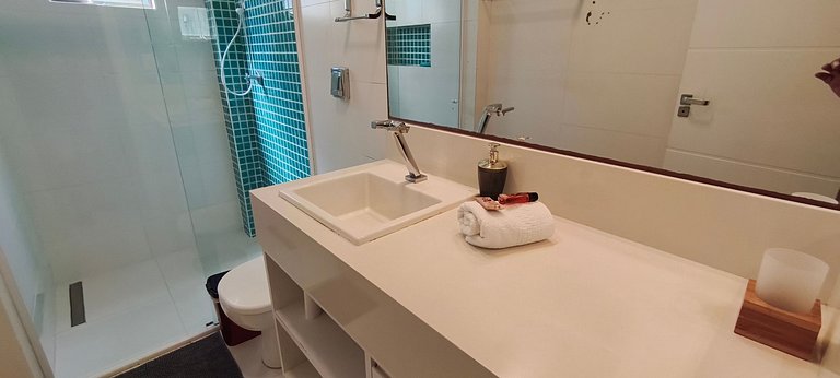 Beira-mar funcional: vista, sacada e churrasco