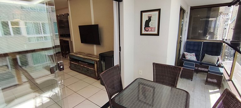 Conforto em frente ao mar, sacada e churrasqueira