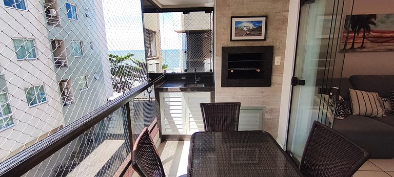 Beira-mar funcional: vista, sacada e churrasco