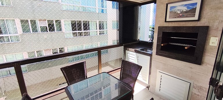 Beira-mar funcional: vista, sacada e churrasco