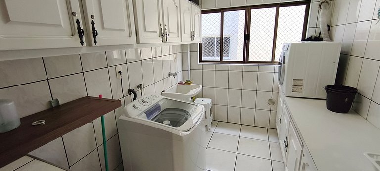 Beira-mar funcional: vista, sacada e churrasco