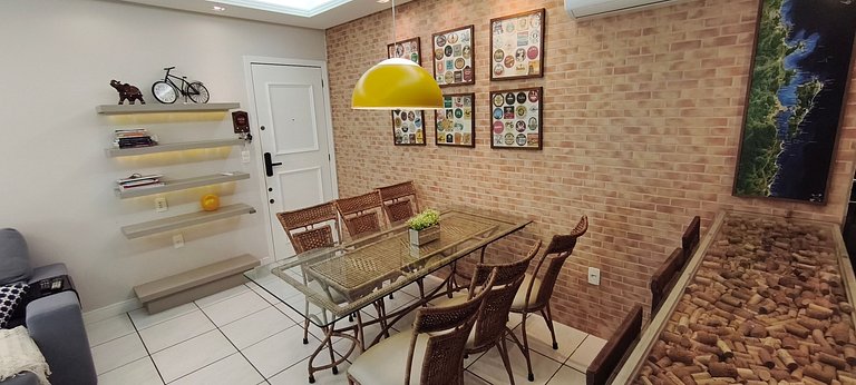 Beira-mar funcional: vista, sacada e churrasco