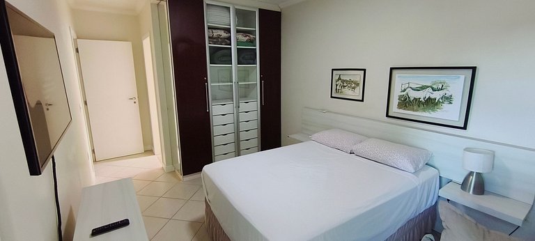 Beira-mar, pé na areia, integrado na natureza