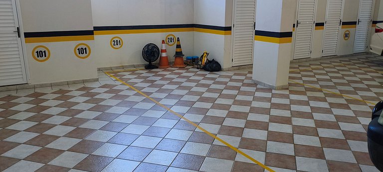 Beira-mar, pé na areia, integrado na natureza