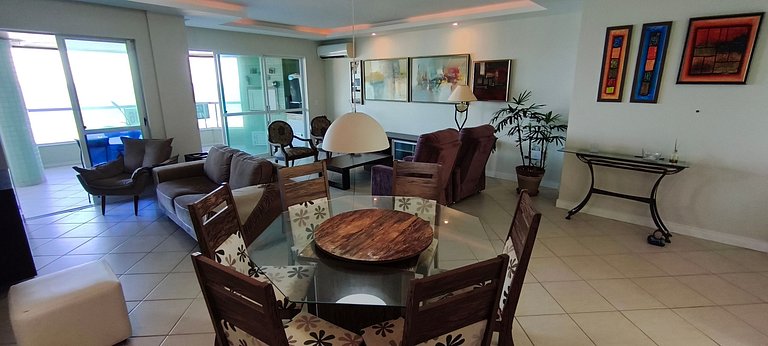 Beira-mar, pé na areia, integrado na natureza