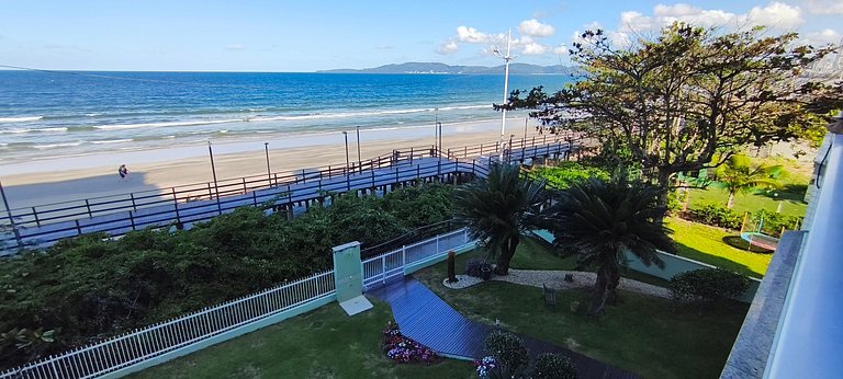 Beira-mar, pé na areia, integrado na natureza
