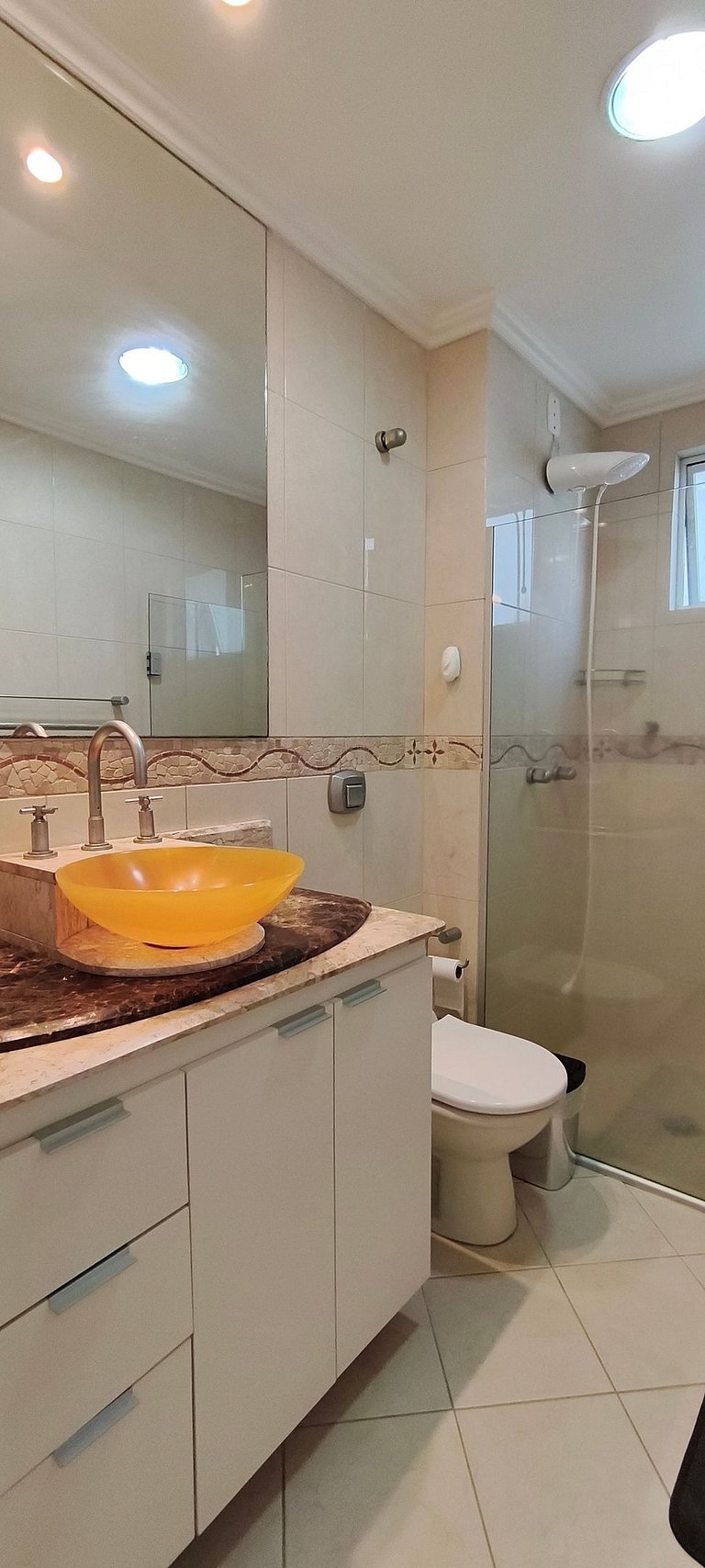 Beira-mar, pé na areia, integrado na natureza