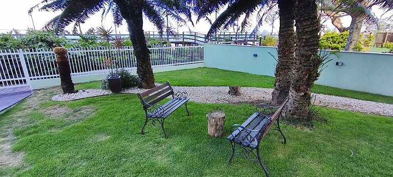 Beira-mar, pé na areia, integrado na natureza