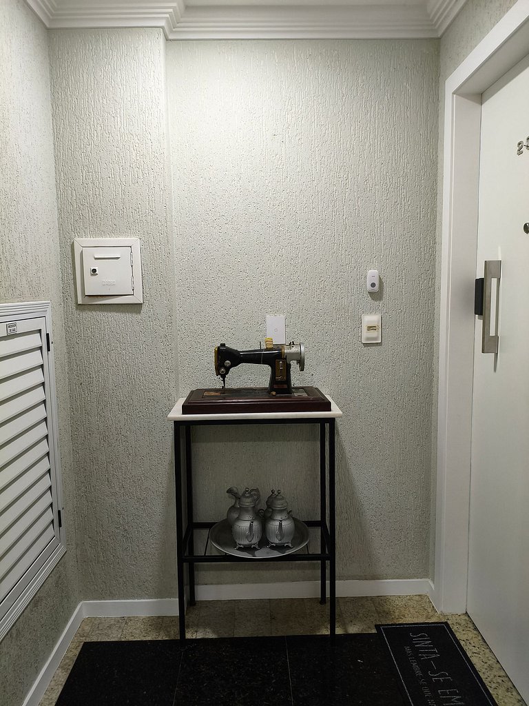 Beira-mar, pé na areia, integrado na natureza