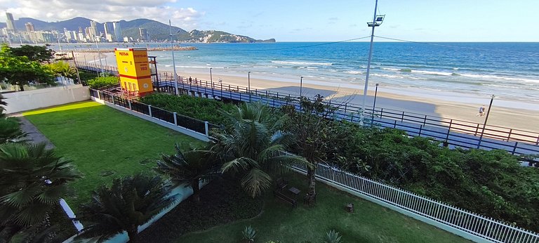 Beira-mar, pé na areia, integrado na natureza