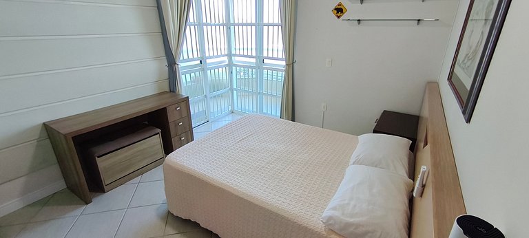 Beira-mar, pé na areia, integrado na natureza