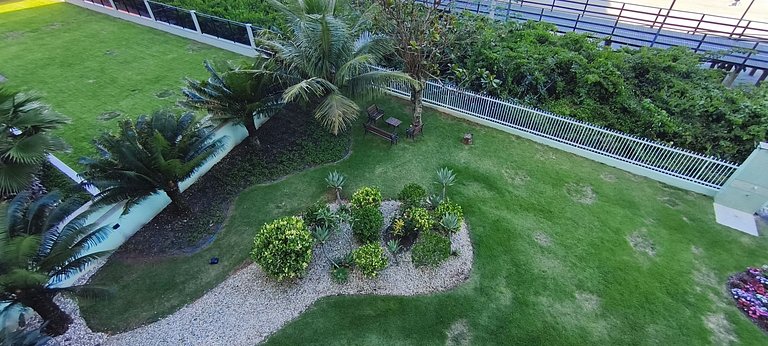 Beira-mar, pé na areia, integrado na natureza