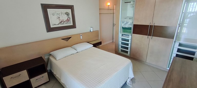 Beira-mar, pé na areia, integrado na natureza